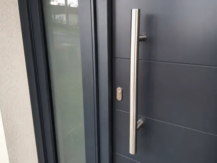 Detalj na antracit ALU ulaznim vratima: inox rukohvat, cilindar i bočno staklo