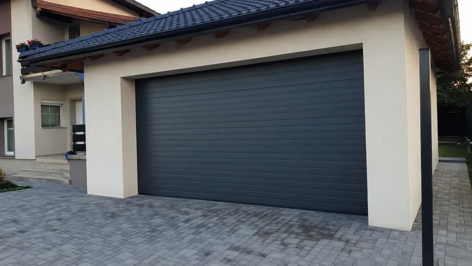 Antracit aluminijumska garažna vrata na kući