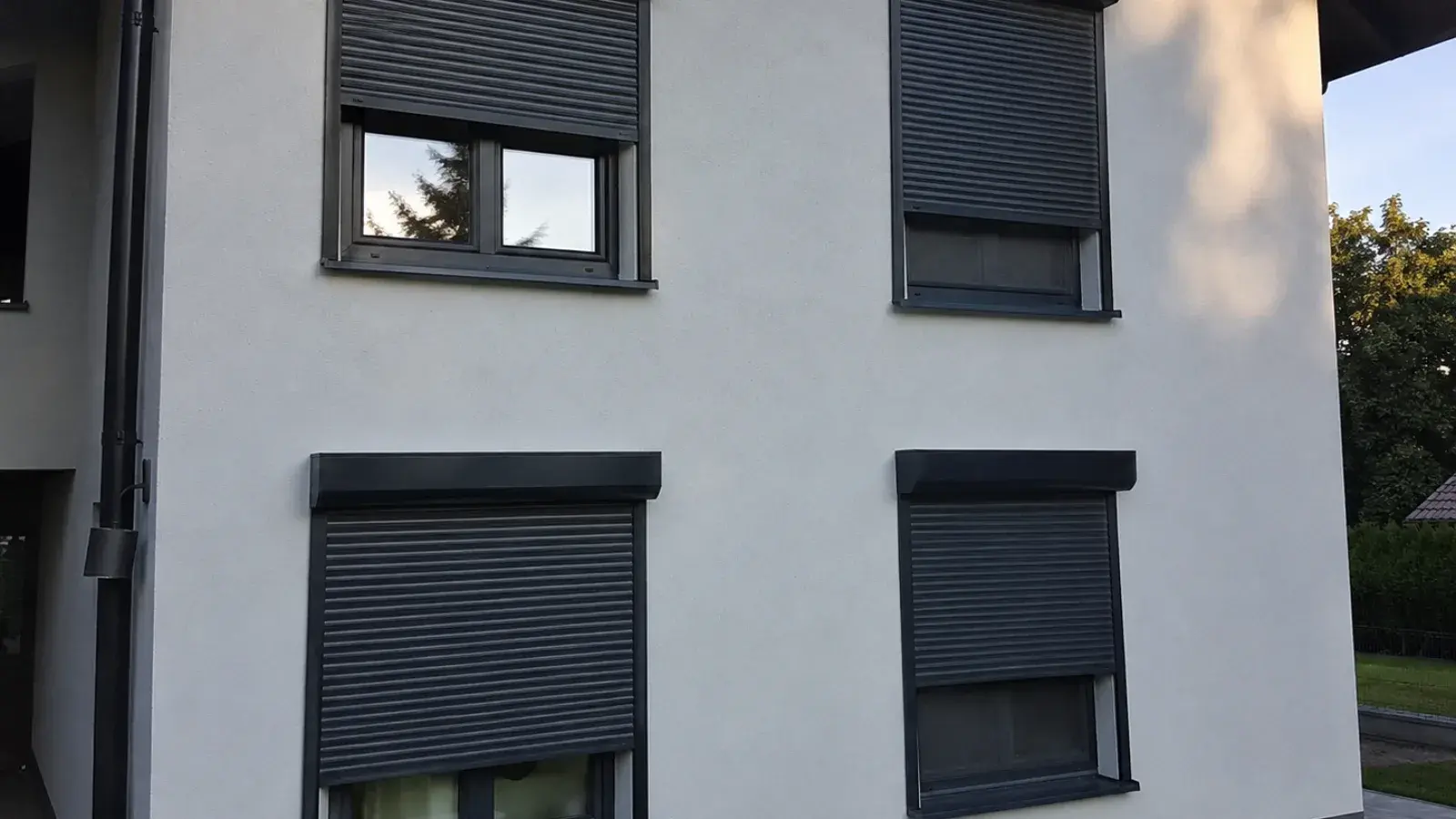 Antracit ALU roletne na fasadi kuće