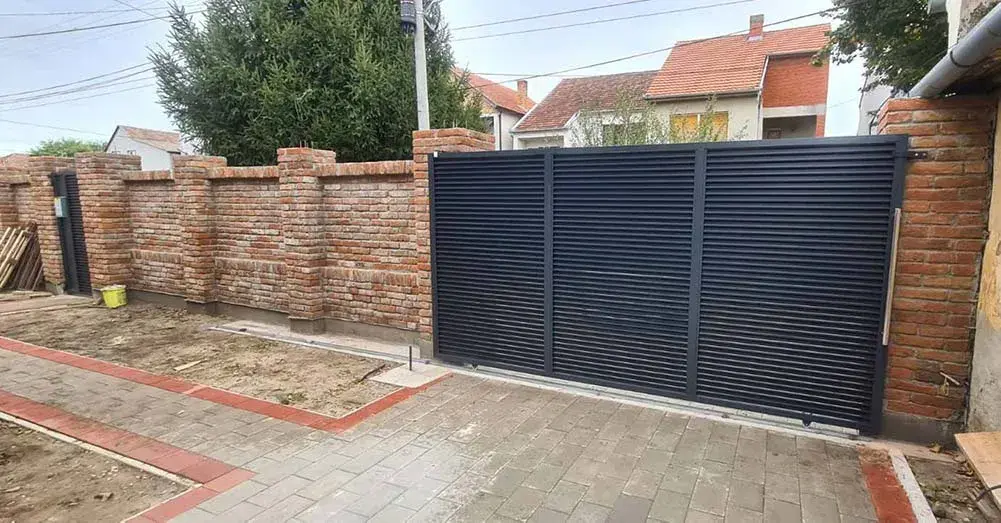 Aluminijumska kapija – realizovan rad, aluminijumska ograda i kapija, PVC i ALU stolarija Plastmont Novi Sad