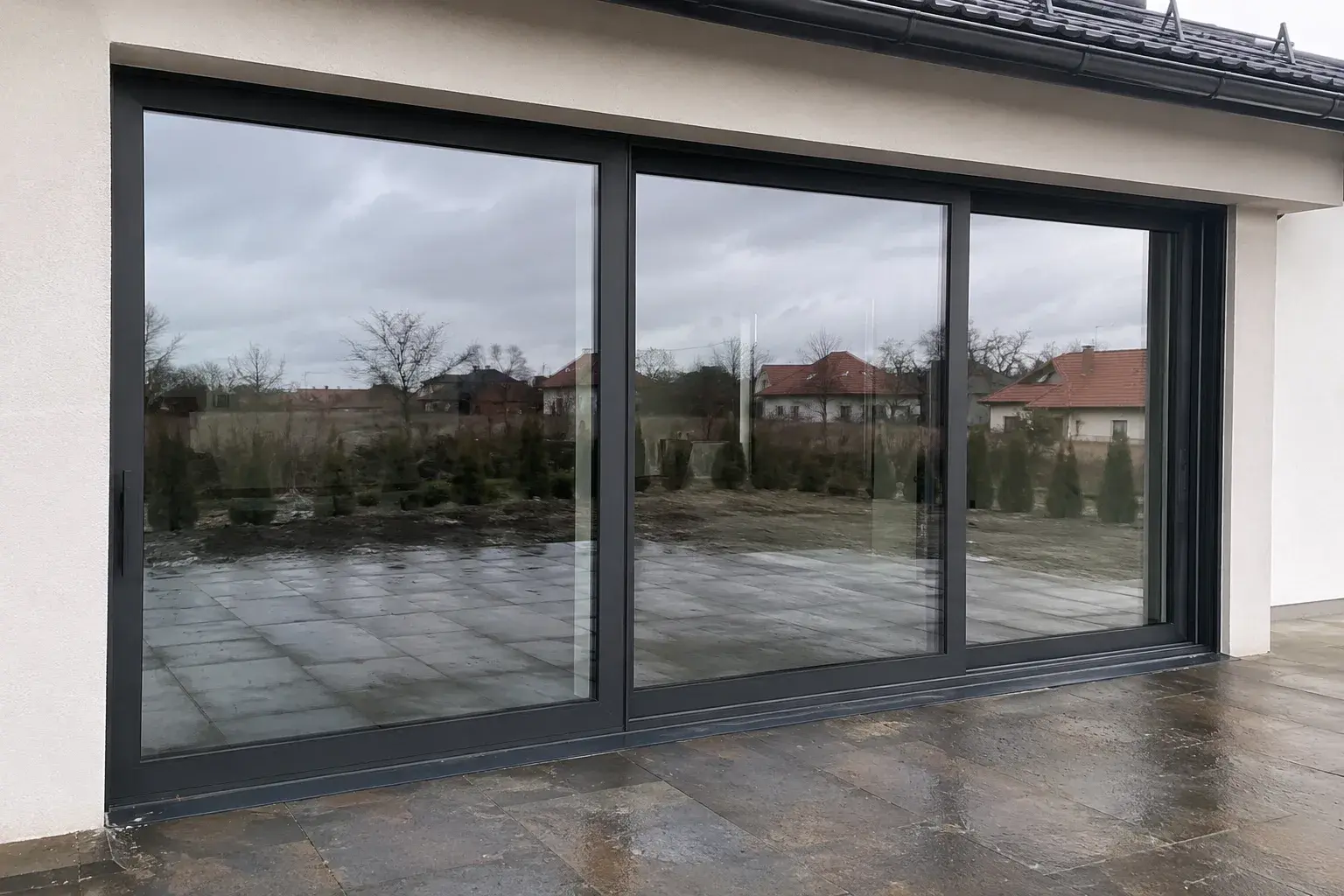 Veliki antracit aluminijumski podizno-klizni stakleni zid ka terasi – realizovan rad, PVC i ALU stolarija Plastmont Novi Sad