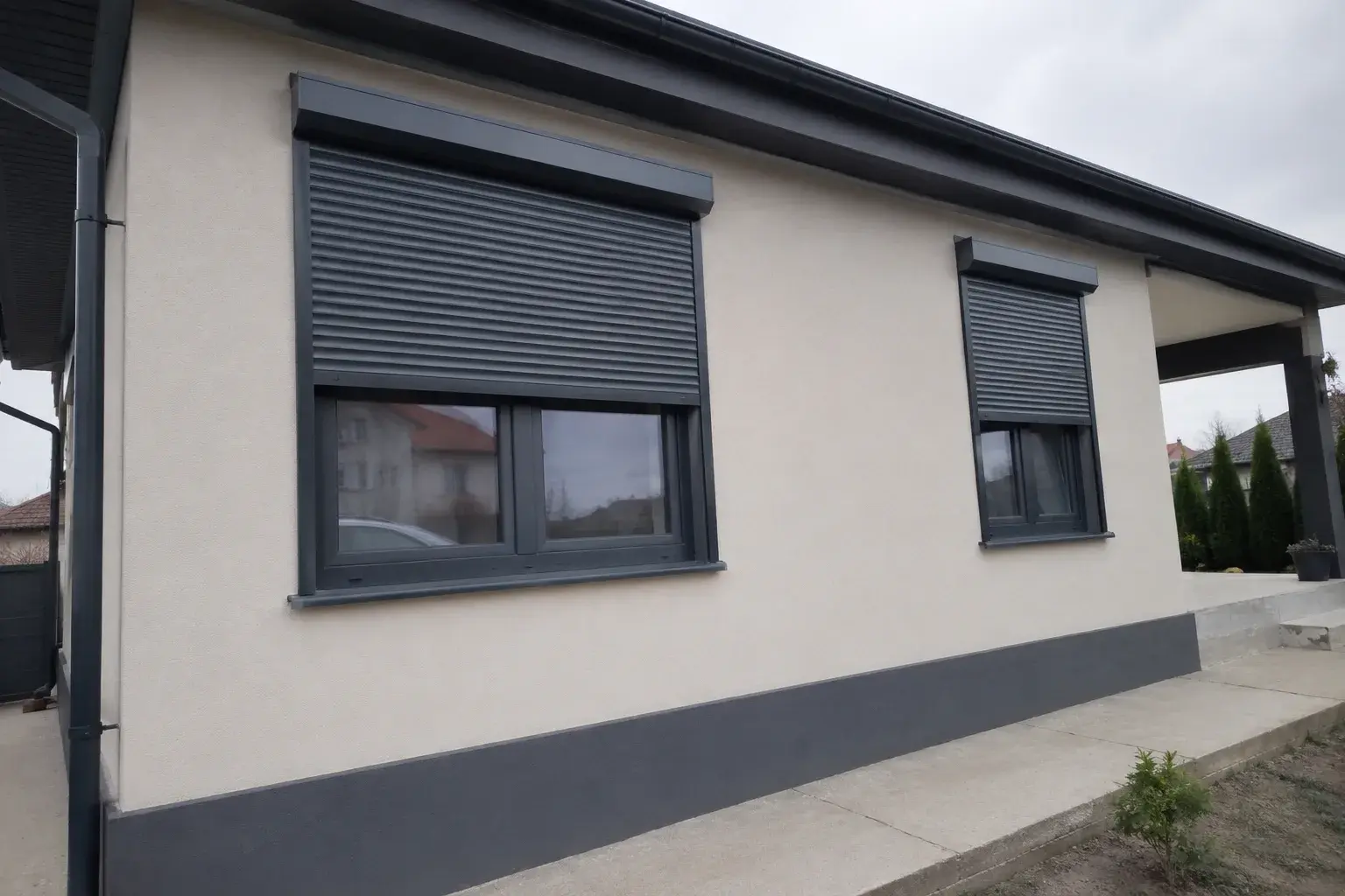 Antracit aluminijumske nadgradne roletne na fasadi porodične kuće – realizovan rad, Plastmont Novi Sad