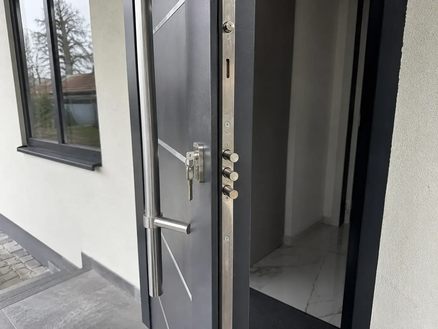 Višetačkasto zaključavanje na ivici modernih ulaznih vrata
