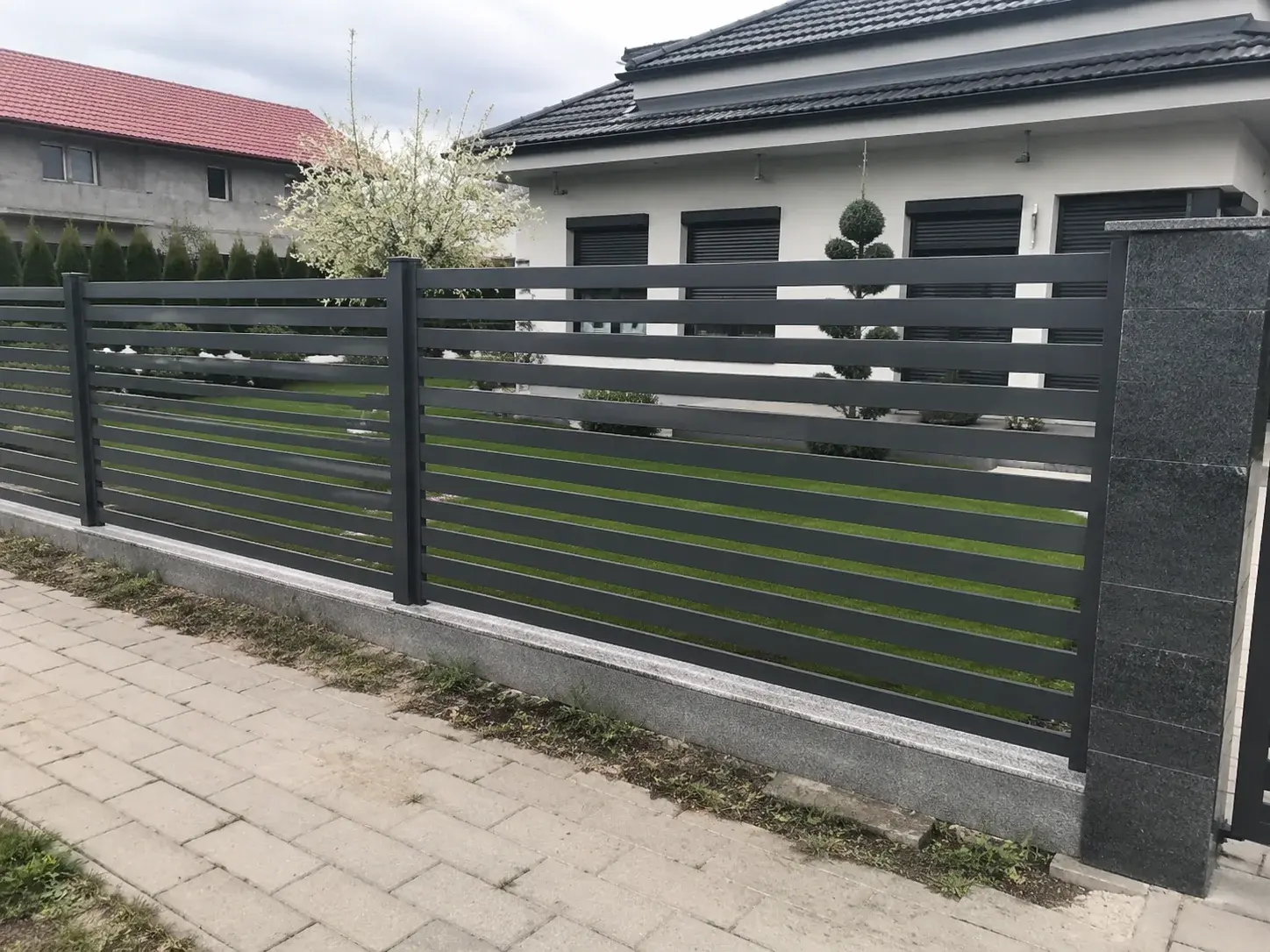 Aluminijumska dvorišna ograda sa horizontalnim lamelama u antracit boji