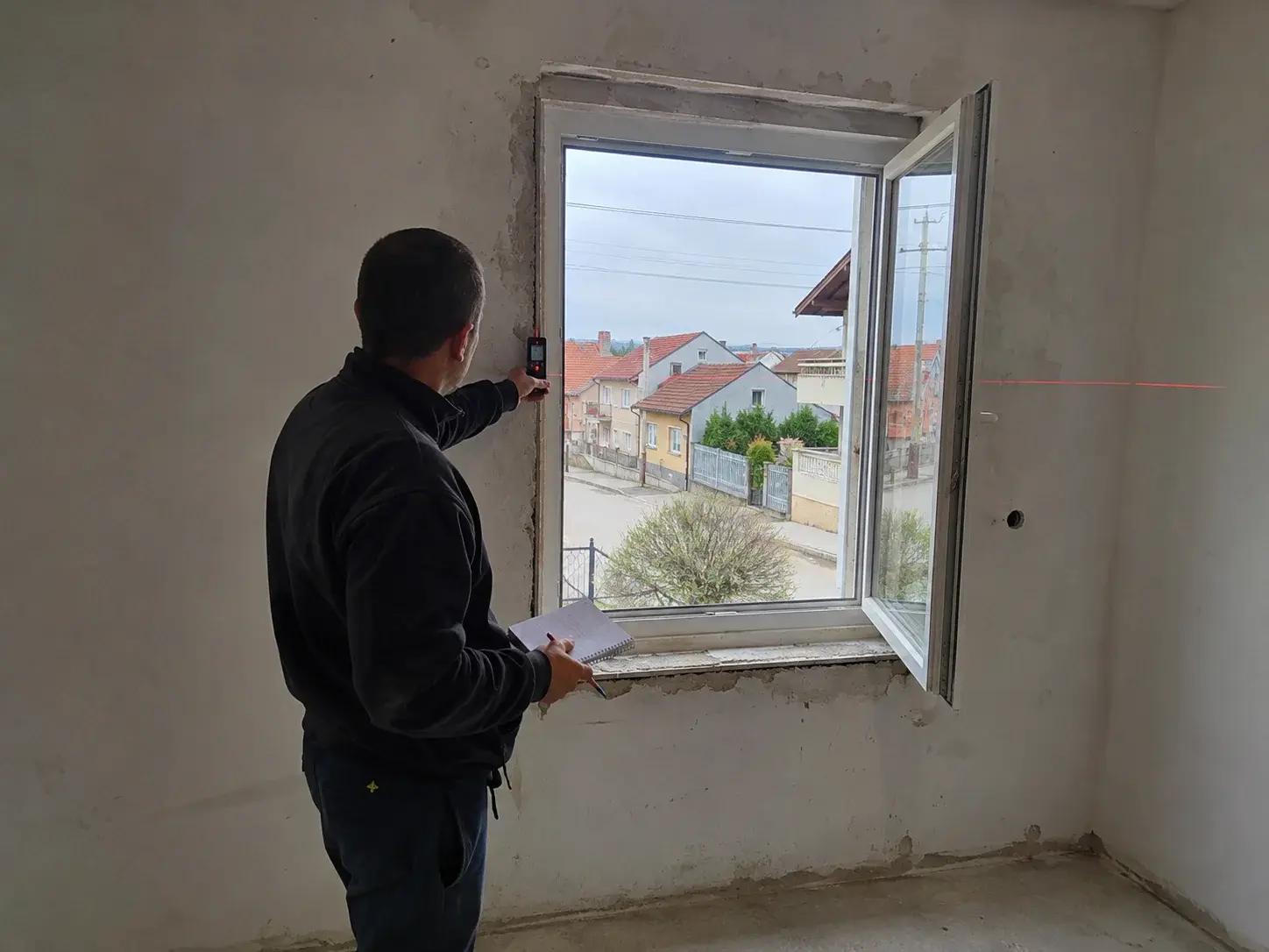 Majstor meri otvor za novi prozor