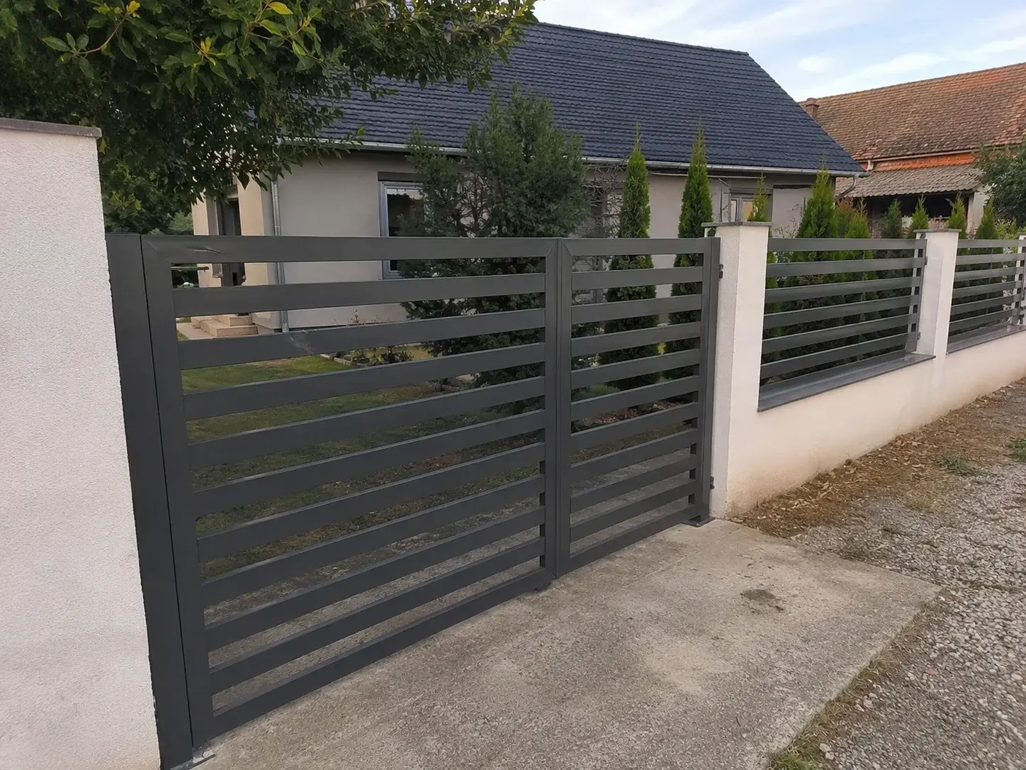 Moderna aluminijumska ograda ispred dvorišta porodične kuće