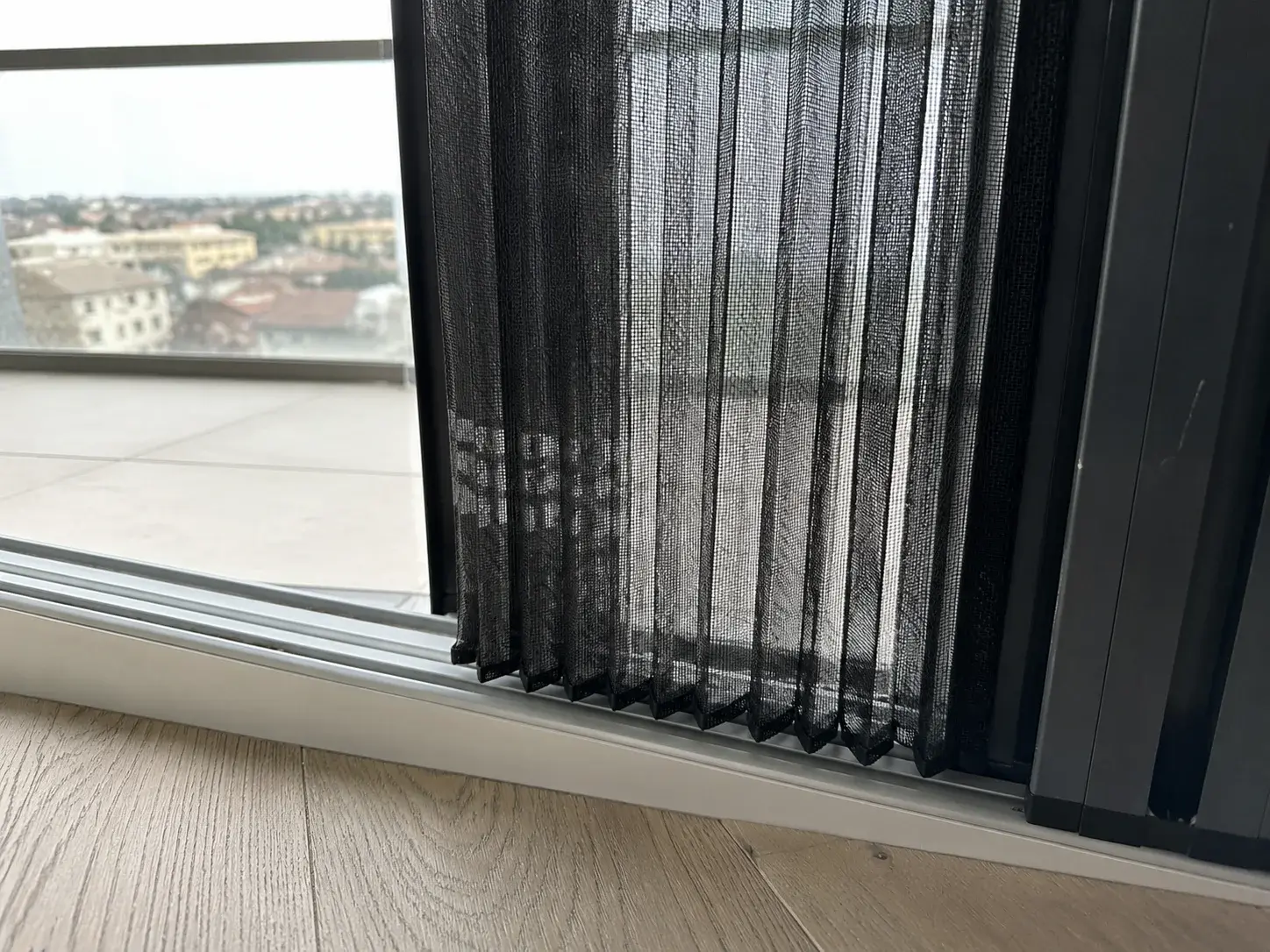 Detalj harmonika mreže plise komarnika i niske vođice na podu