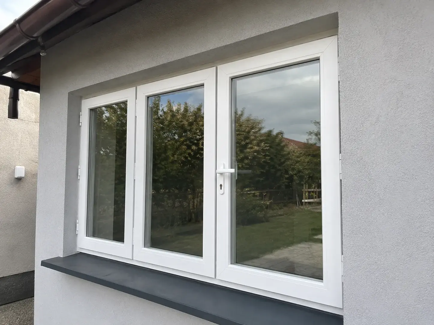 Prozor u prizemlju sa ručicom na ključ okrenut ka dvorištu
