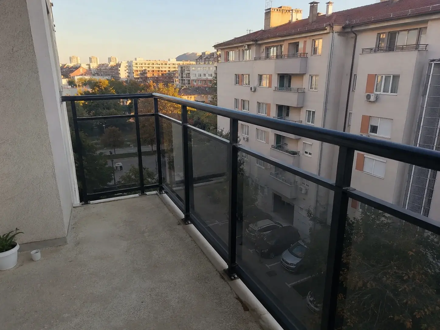 Moderan balkon sa aluminijumskom crnom ogradom