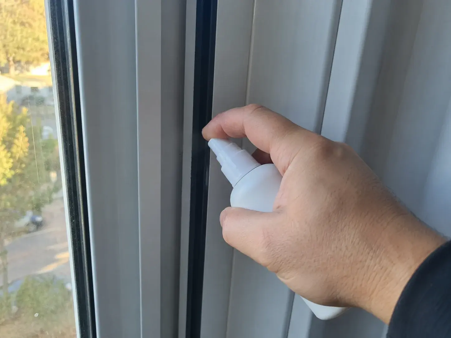 Nanošenje silikonskog spraya na gumu PVC prozora