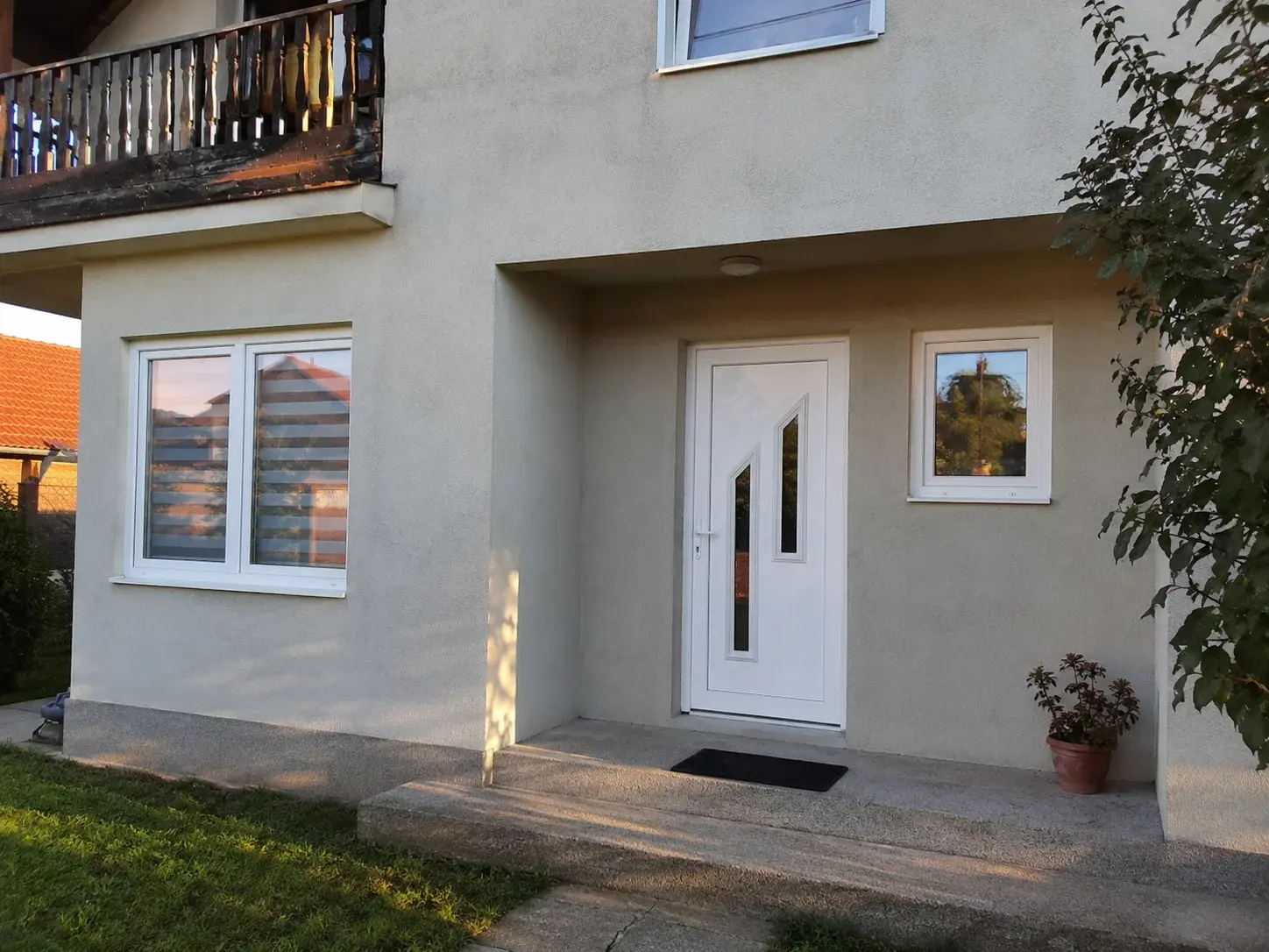 Porodična kuća sa novom PVC stolarijom