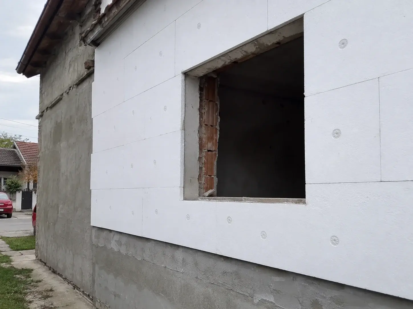 Kuća u renoviranju sa izolacijom i pripremljenim otvorima