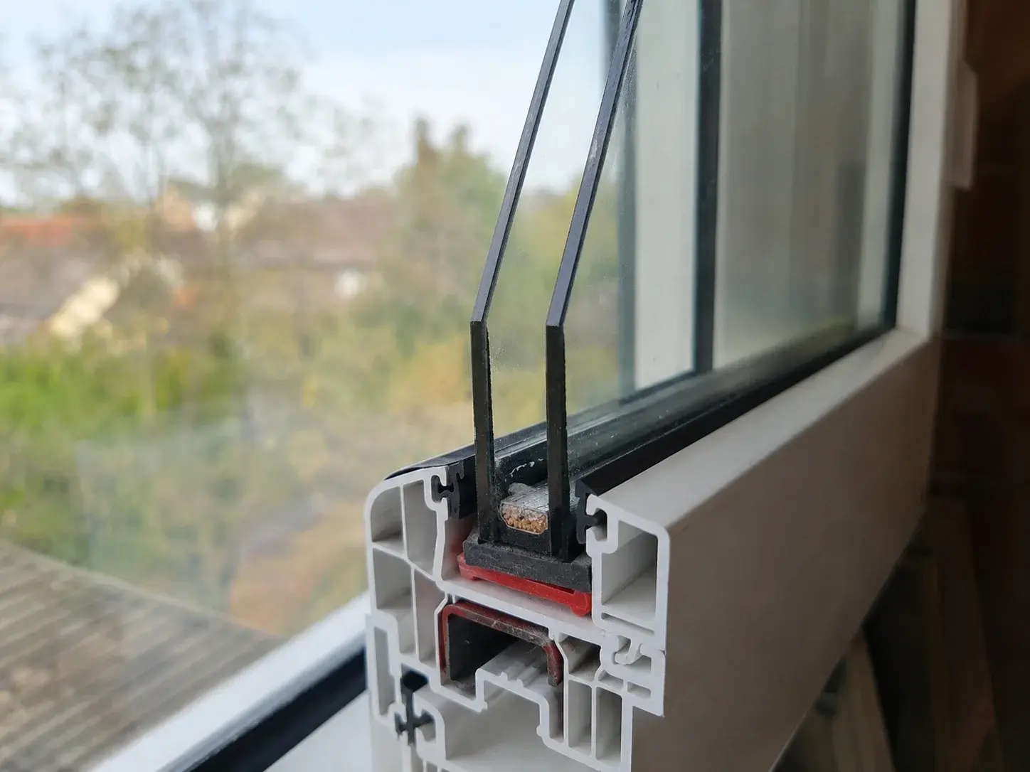 Presek termoizolacionog stakla u PVC ramu sa distancerom