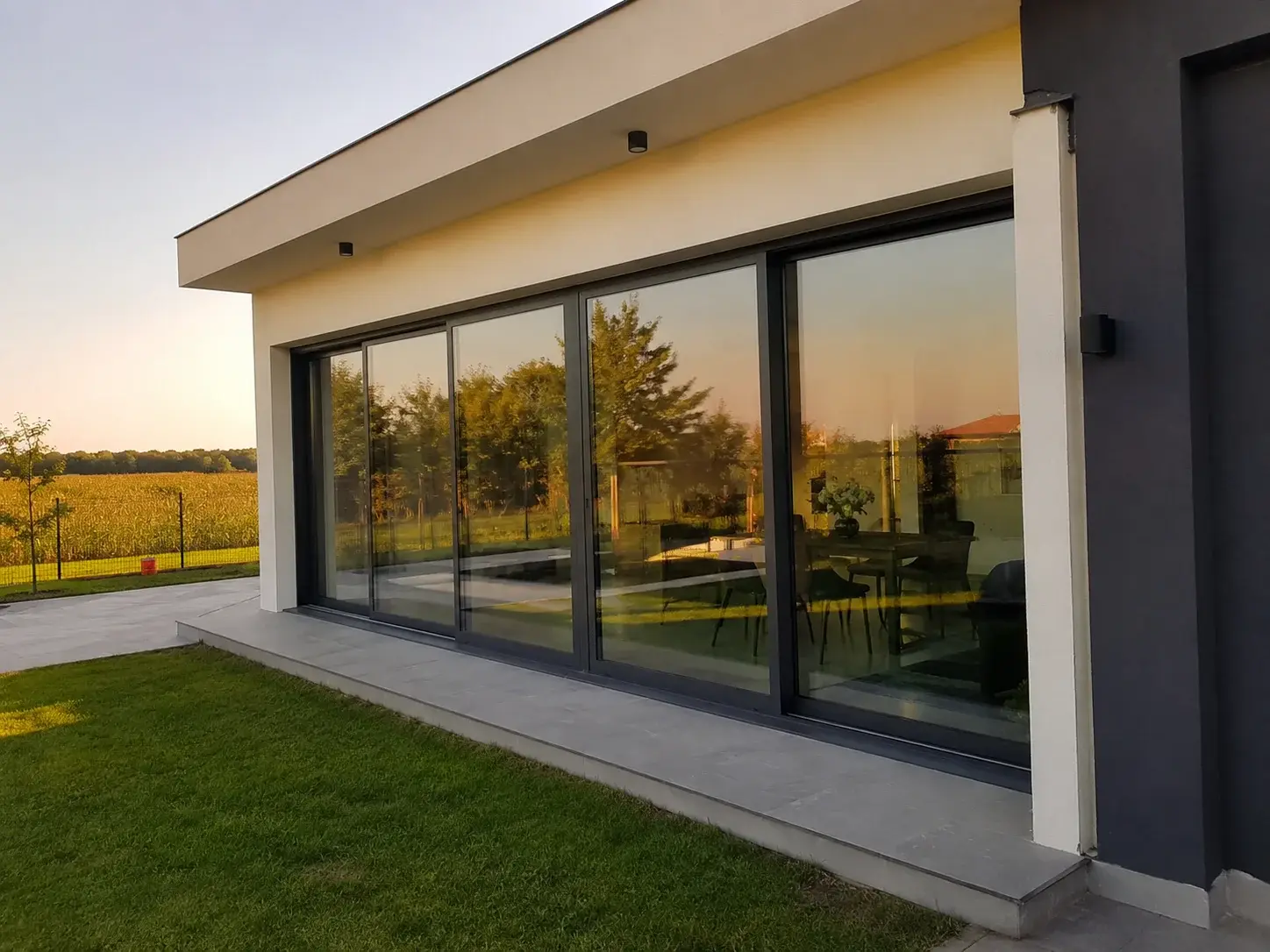 Panoramski stakleni zid u aluminijumu na modernoj kući