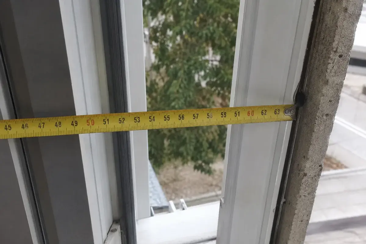 Merenje prozorskog otvora metrom za izradu komarnika po meri