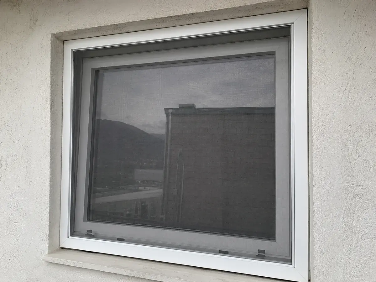 Beli fiksni komarnik sa finom mrežom ugrađen u PVC prozor