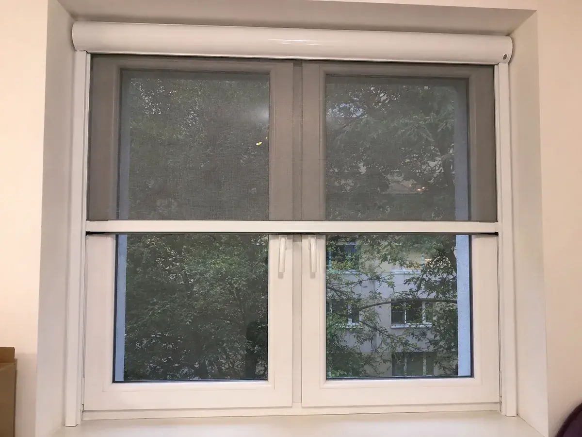 Rolo komarnik sa kasetom na vrhu PVC prozora, mreža poluspuštena