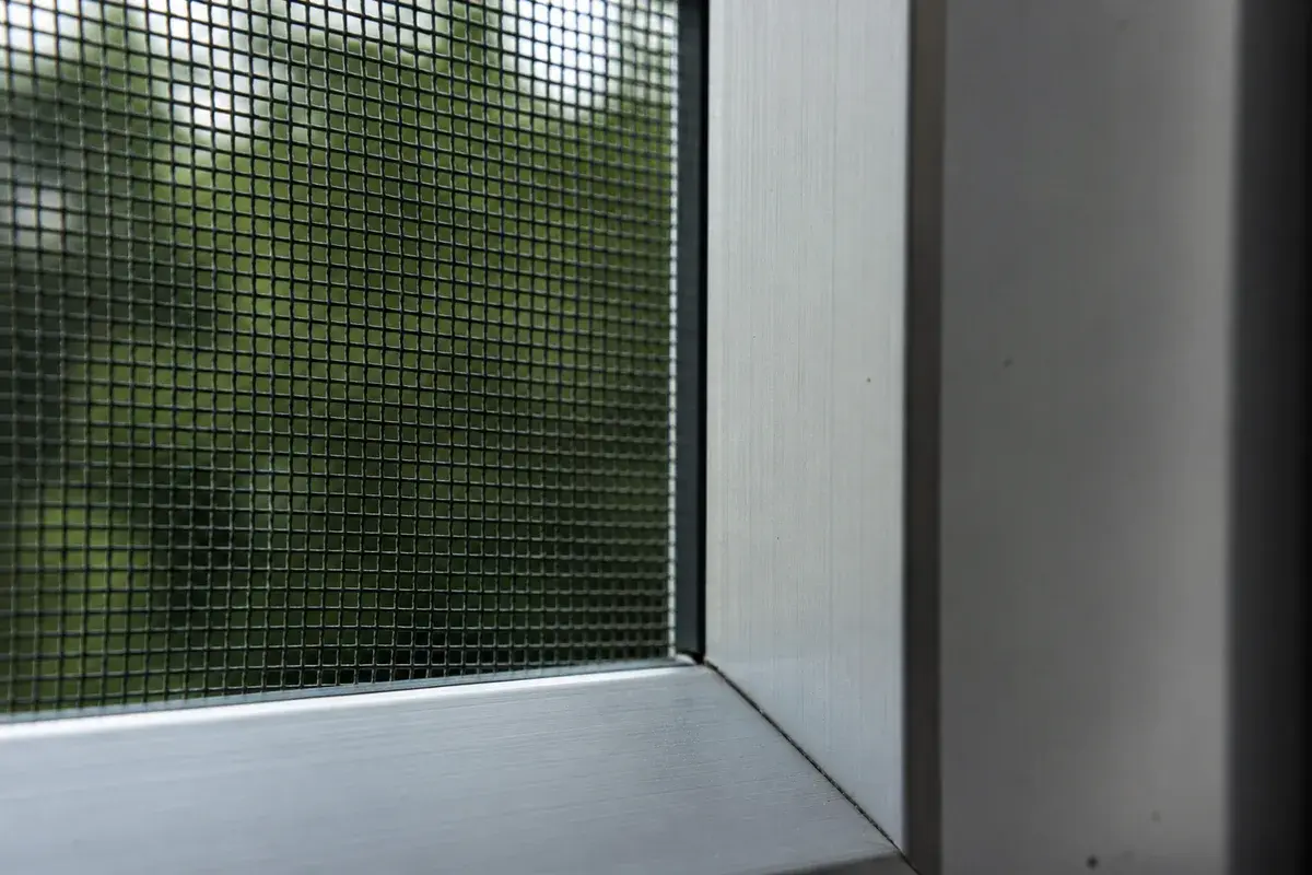 Detalj fine fiberglas mreže komarnika zategnute u aluminijumskom ramu