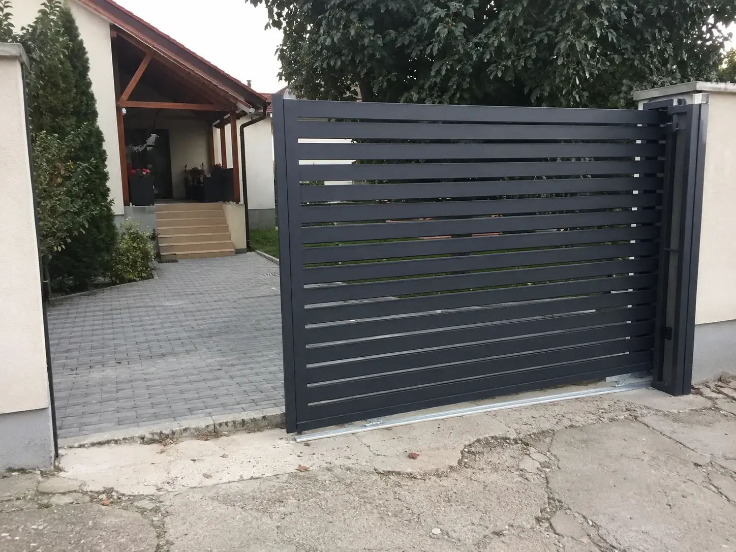 Klizna aluminijumska dvorišna kapija ispred ulaza