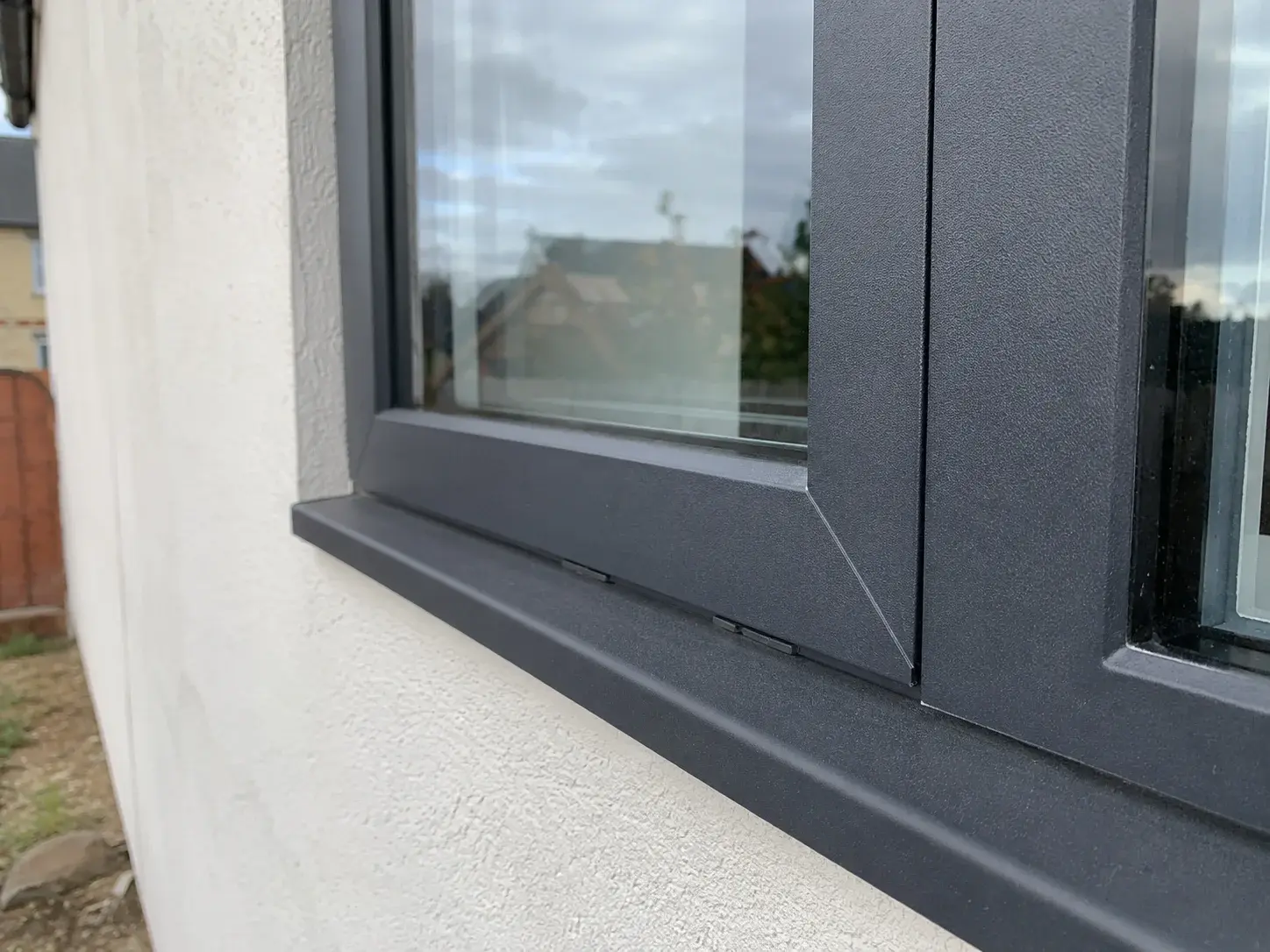 Detalj antracit PVC profila sa mat folijom na fasadi
