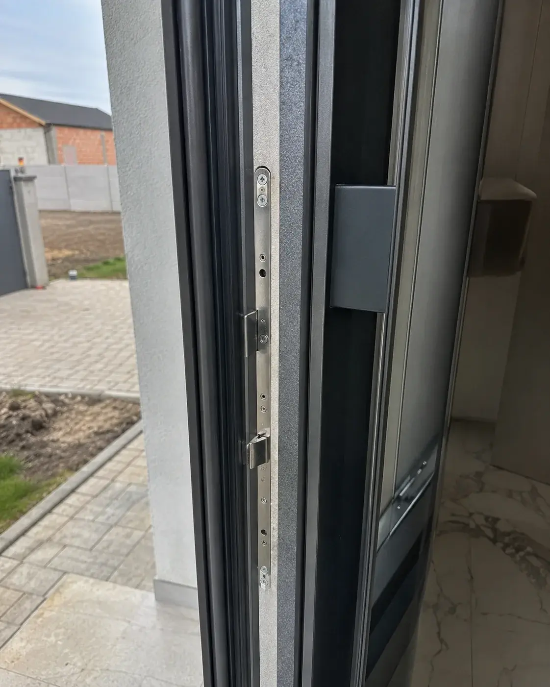 Detalj krila aluminijumskih ulaznih vrata sa višetačkastim zaključavanjem