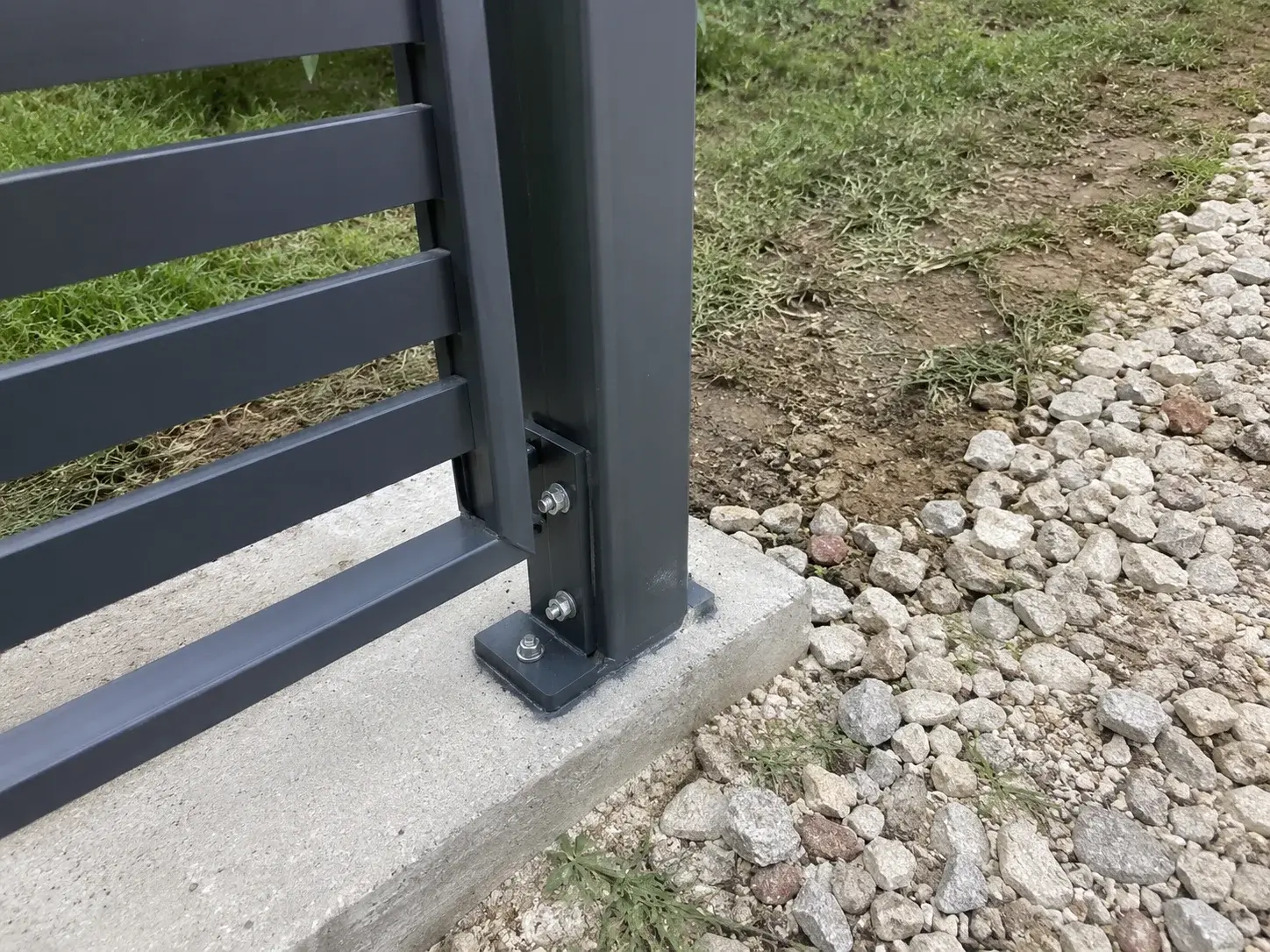 Detalj stuba aluminijumske ograde ankerisanog u betonsku traku