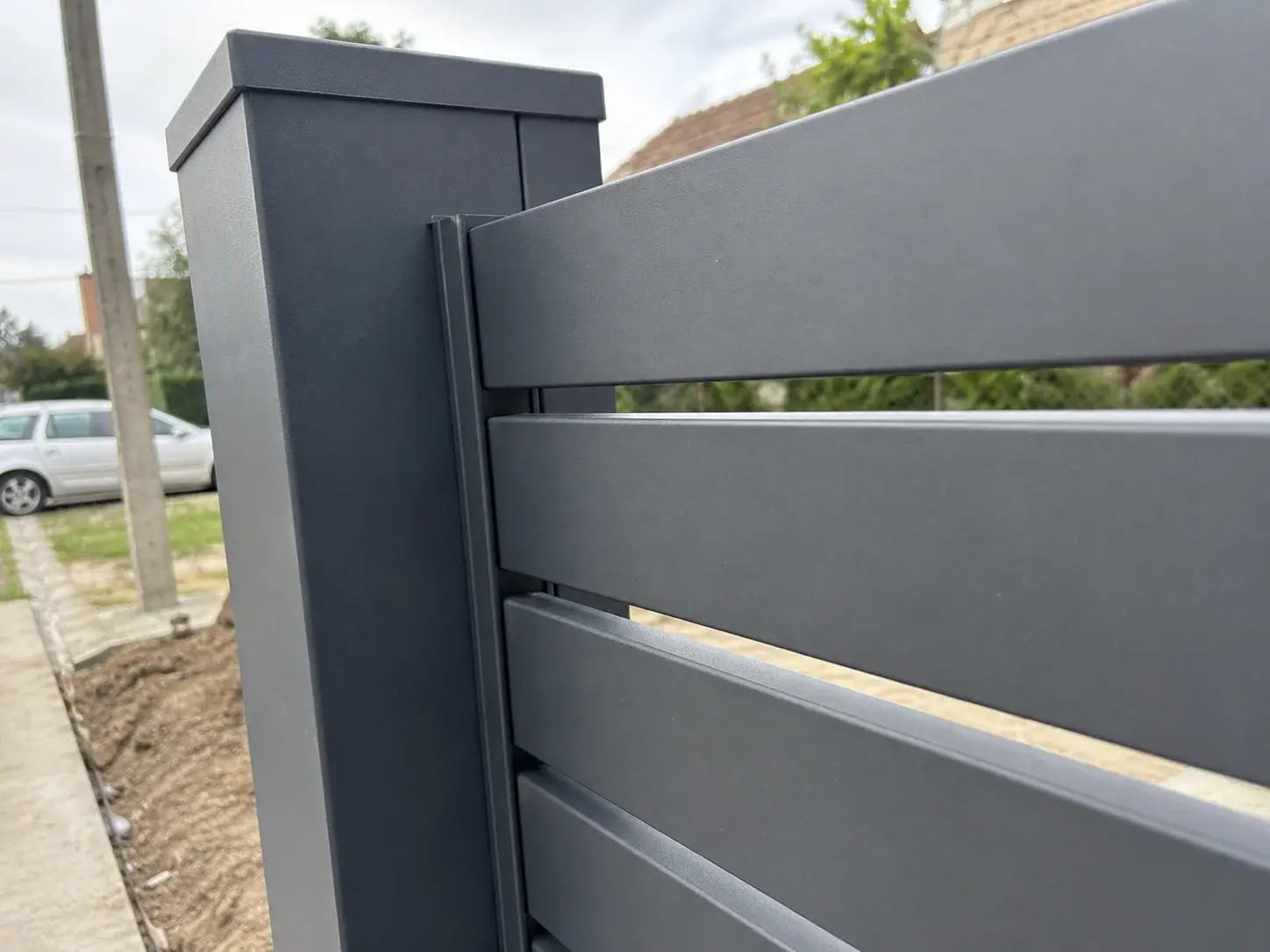 Detalj lamela i stuba aluminijumske kapije u antracit boji