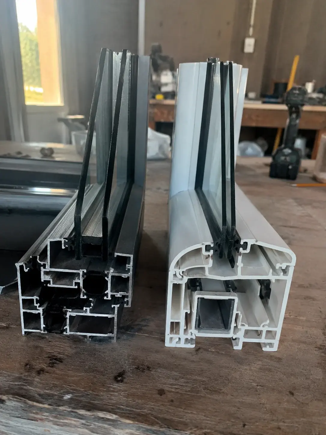 Presek aluminijumskog i PVC profila jedan pored drugog