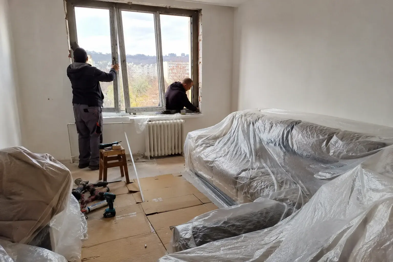 Zaštita nameštaja folijom tokom zamene prozora u stanu