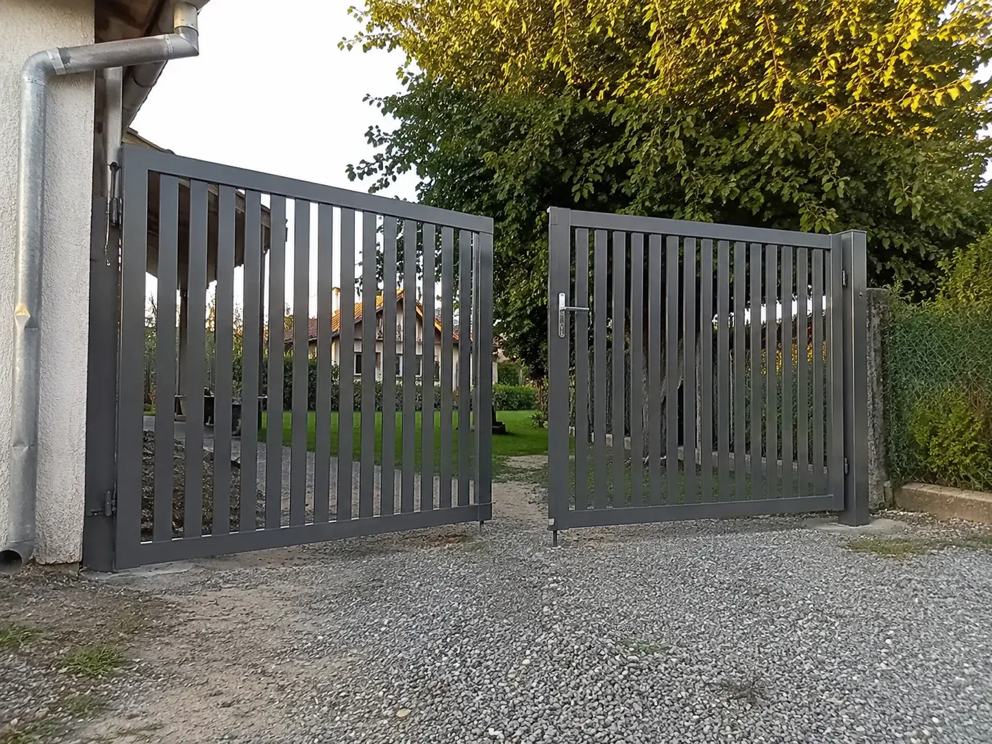 Dvokrilna aluminijumska kapija otvorena ka dvorištu