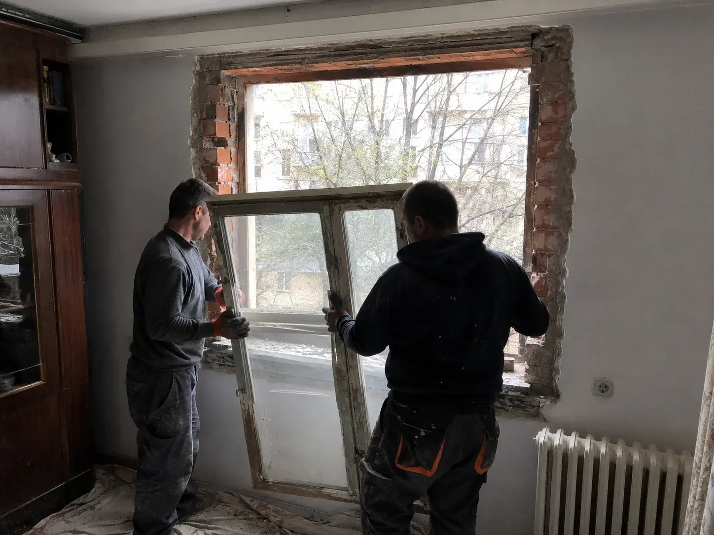 Majstori vade stari prozor iz zida