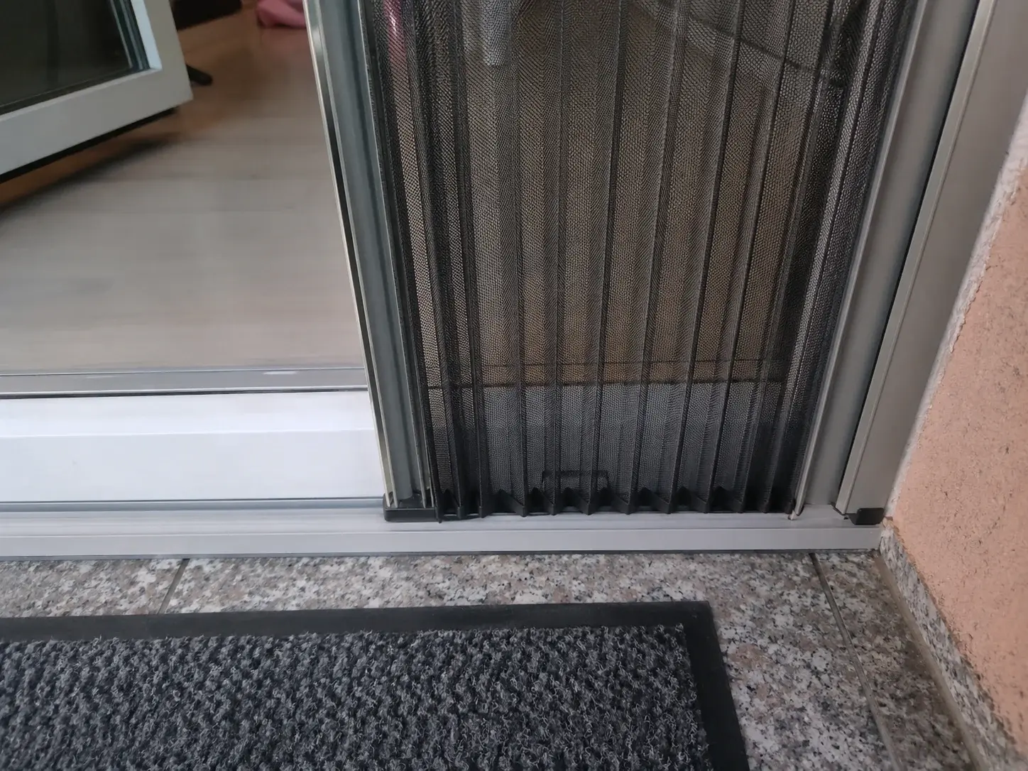 Donja vođica plise komarnika na pragu terasnih vrata