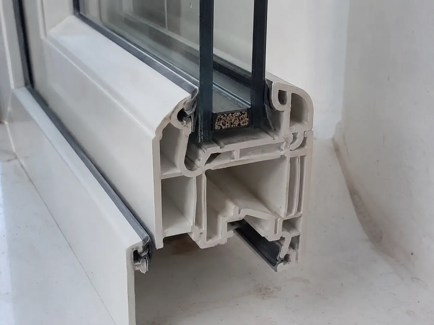 Ugao višekomornog REHAU PVC profila