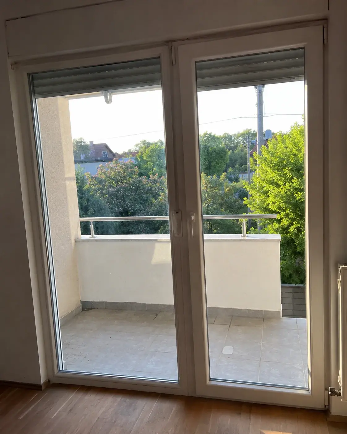Klasična balkonska vrata sa staklom u stanu