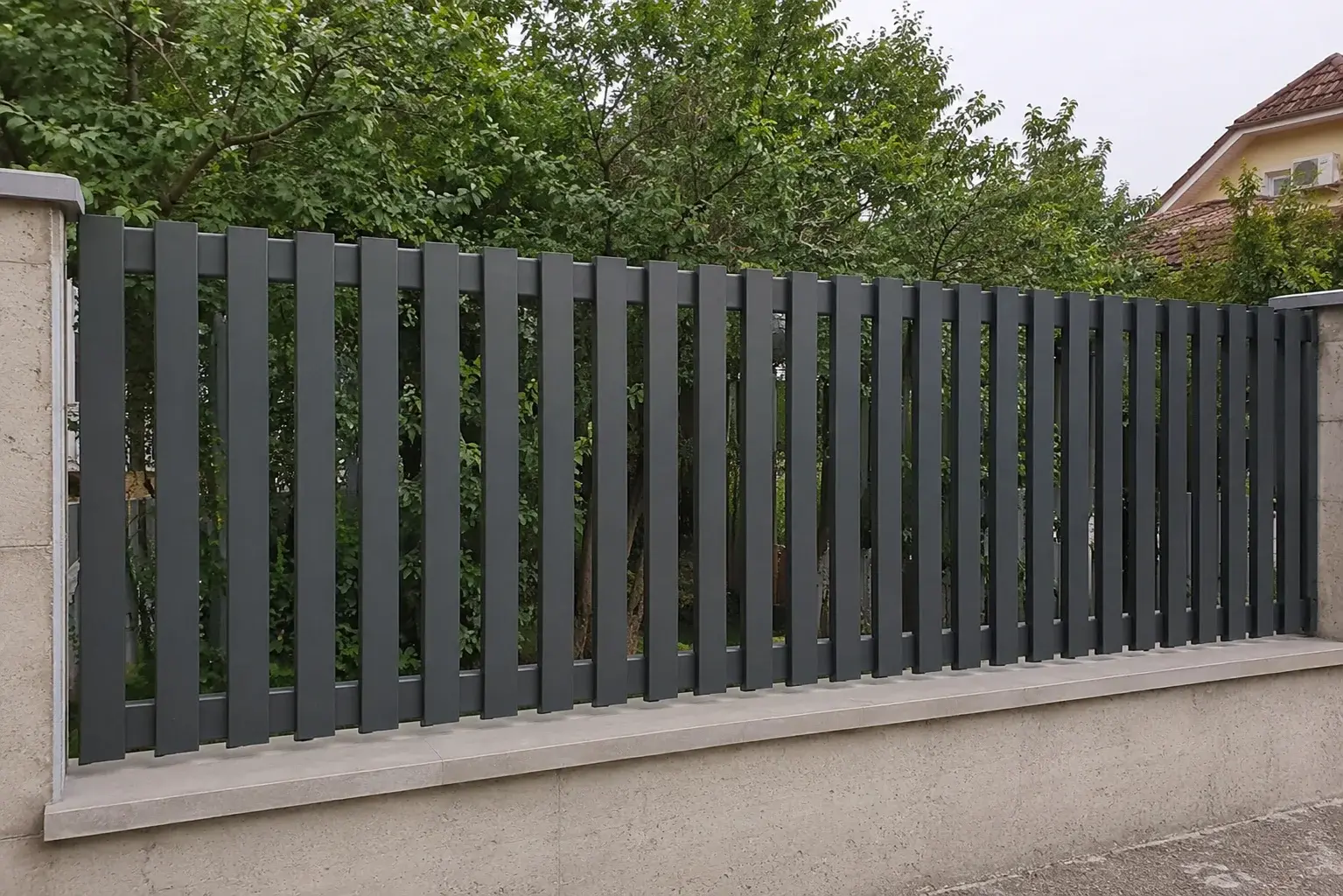 Aluminijumska ograda sa vertikalnim lamelama i delimičnom privatnošću