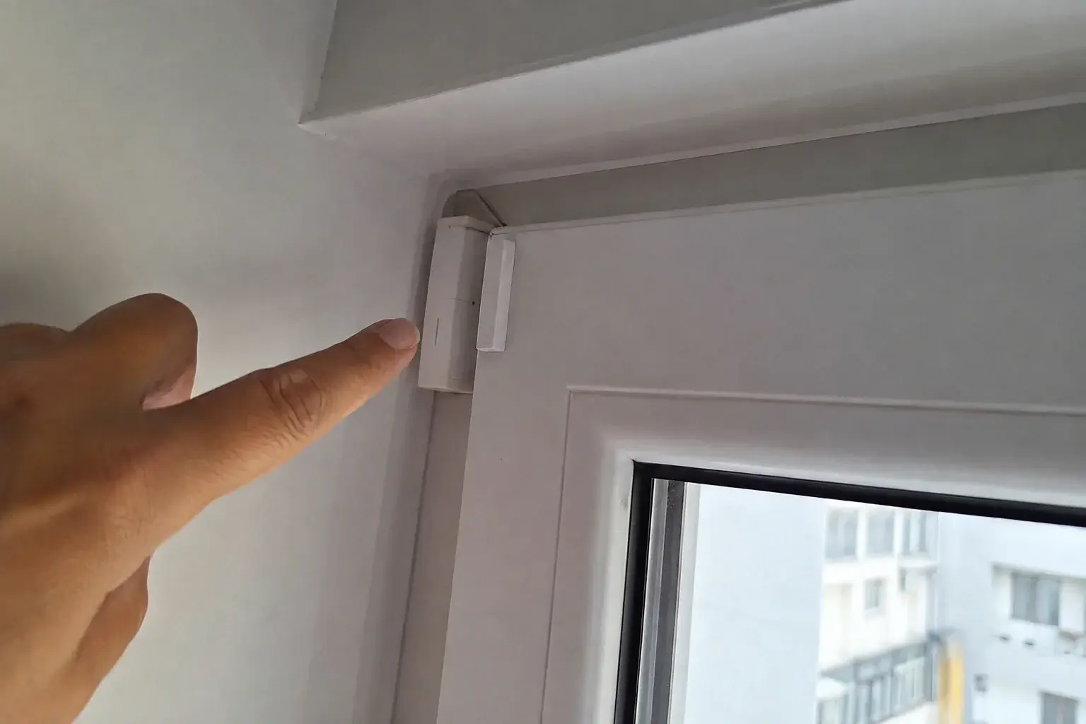 Magnetni senzor otvorenosti na PVC prozoru