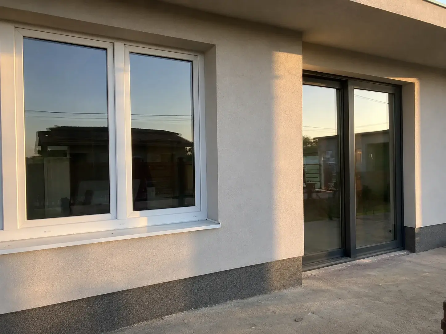 PVC prozor i aluminijumska vrata na istoj fasadi