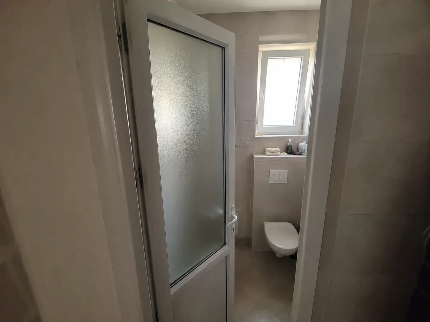 Bela PVC vrata za kupatilo sa mat staklom
