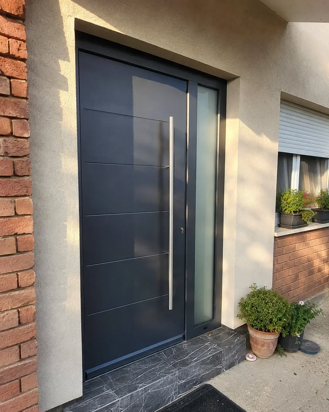 Moderna antracit aluminijumska ulazna vrata sa bočnim staklom