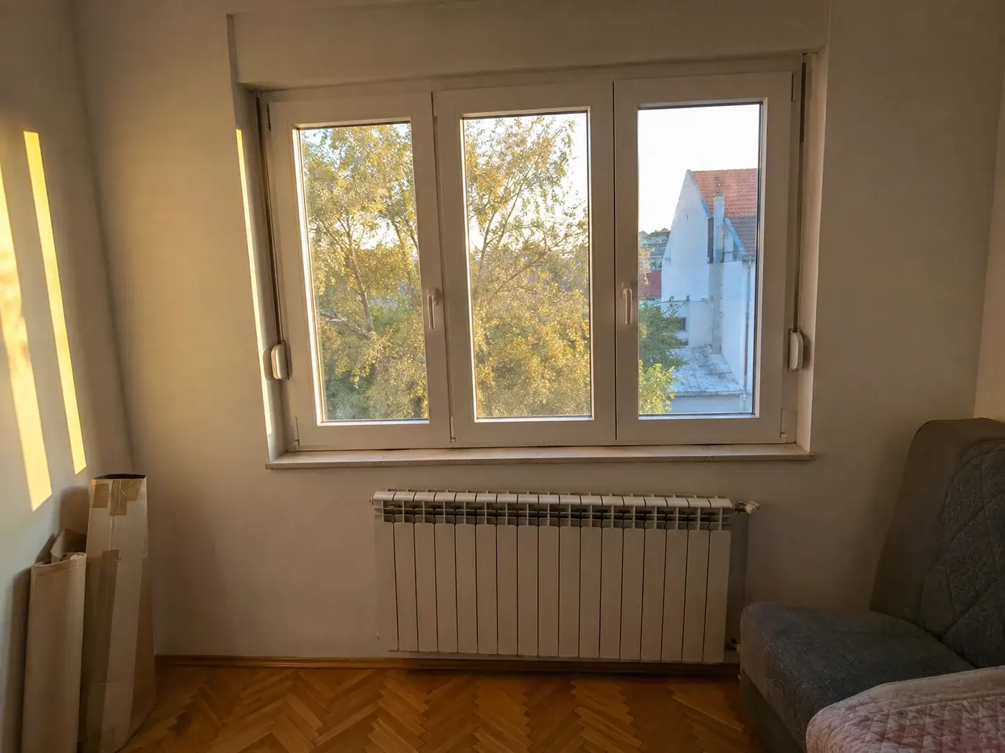 Nov PVC prozor u pospremljenoj sobi posle završene zamene