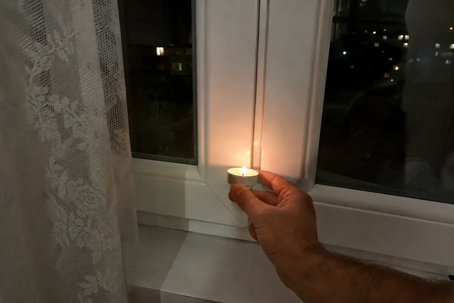Provera promaje na prozoru plamenom sveće