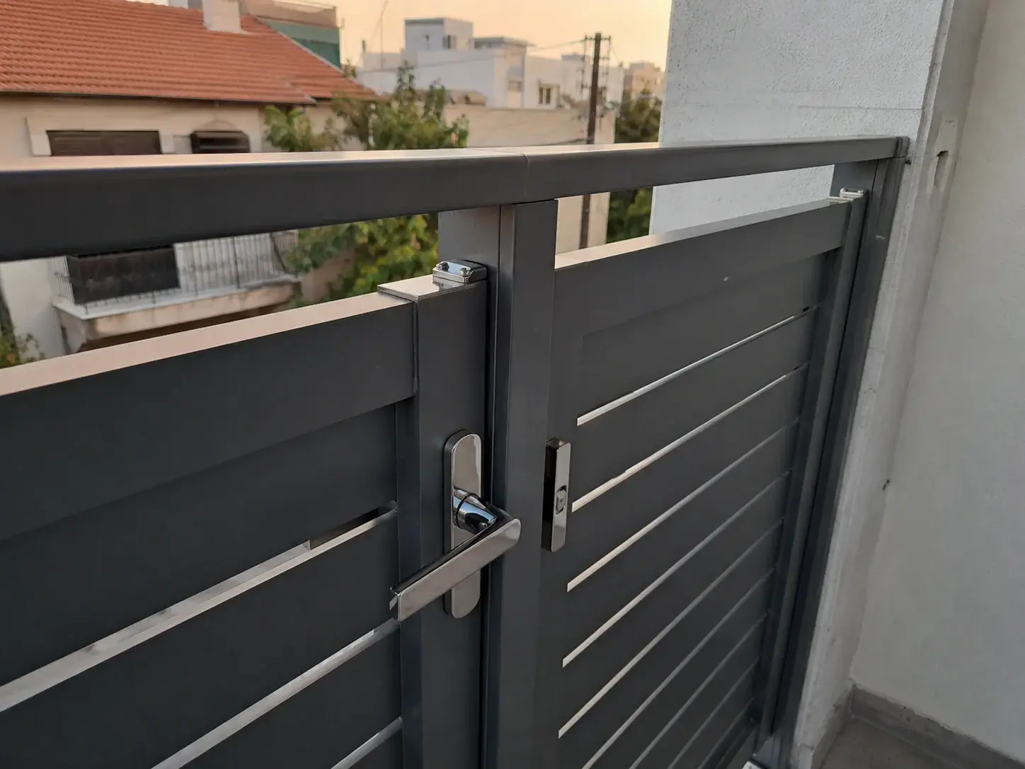Detalj aluminijumske ograde sa hromiranom rukom