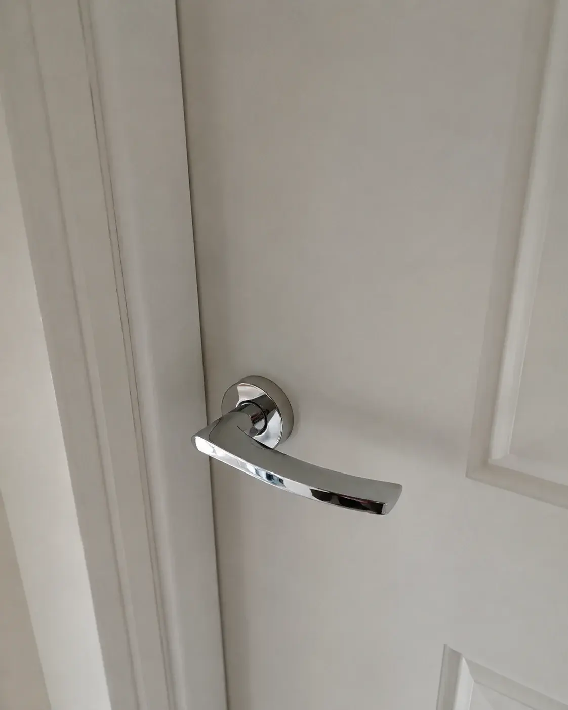 Detalj PVC sobnih vrata sa hromiranom ručkom