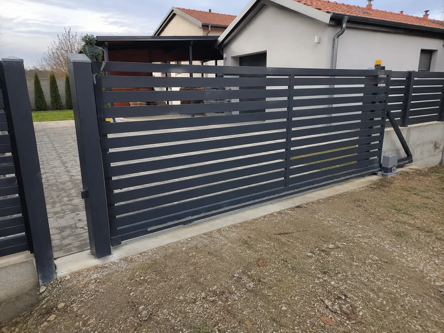 Klizna aluminijumska kapija u antracit boji na ulazu u dvorište