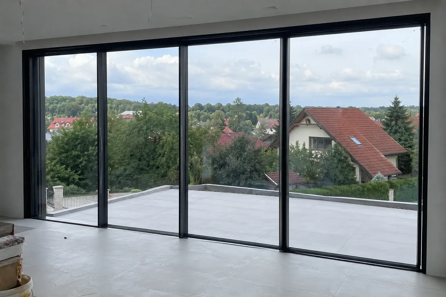 Velika staklena površina u aluminijumskom ramu u dnevnoj sobi