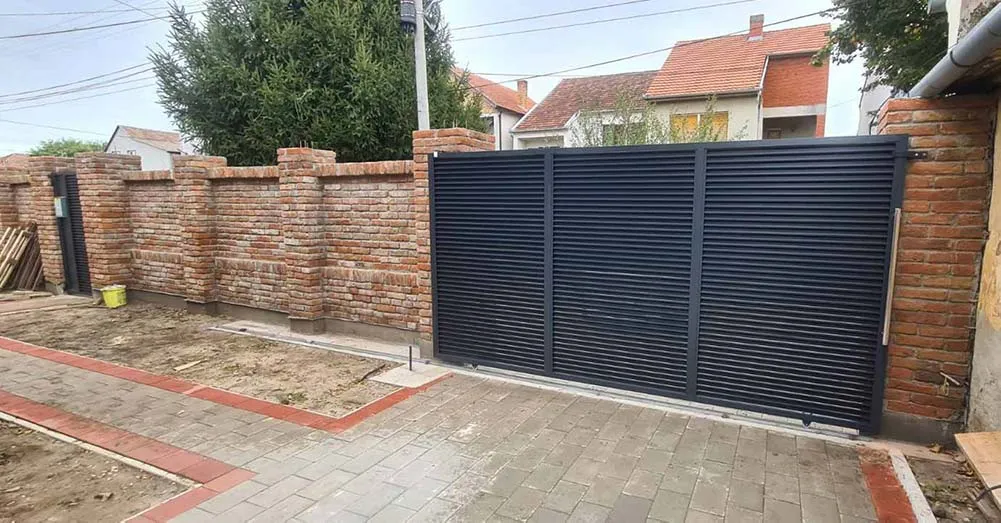 Antracit alu klizna kapija uz cigleni zid
