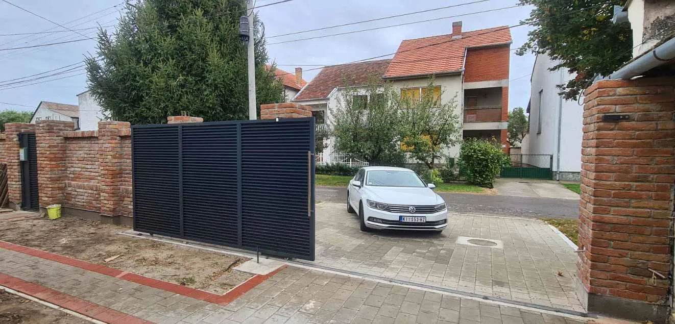 Antracit alu kapija otvorena ka ulici