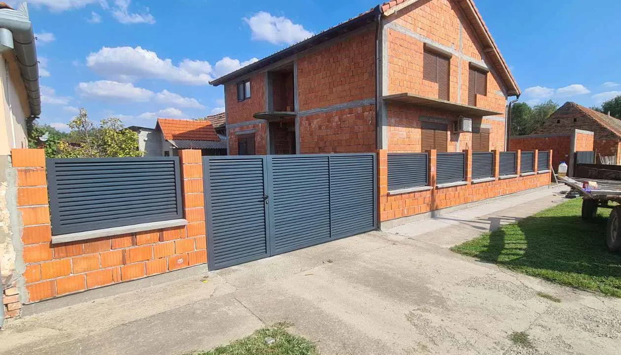 Antracit alu kapija i ograda uz fasadnu ciglu