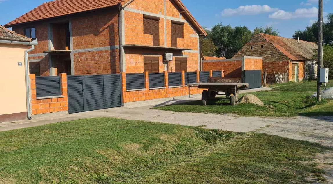 Antracit alu ograda oko kuće u gradnji