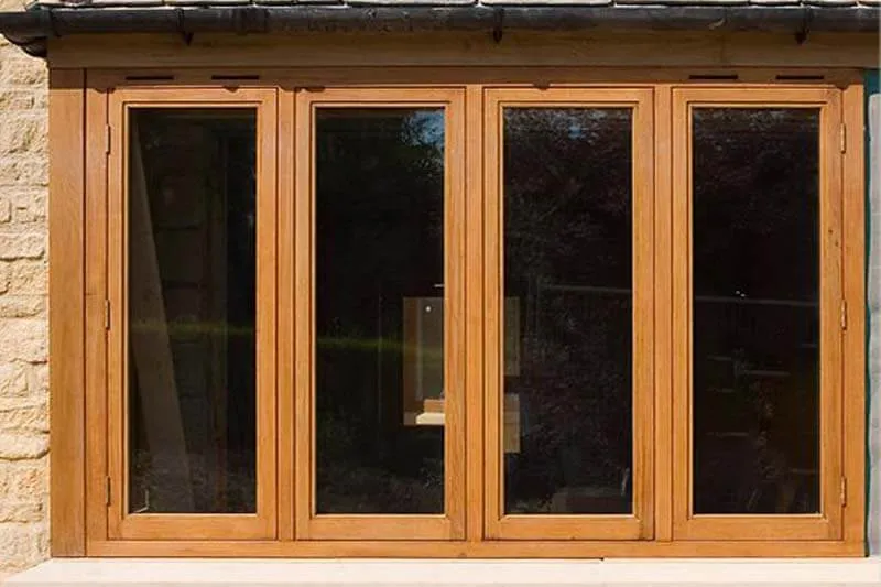 PVC prozor u zlatnom hrastu